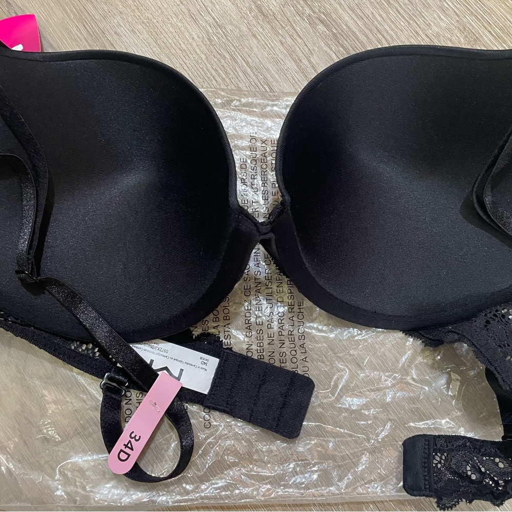 Maidenform Elegant Black Bra with Lace Detail